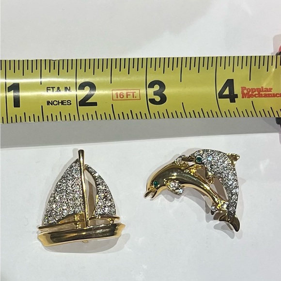 Vintage pair of gold-toned with rhinestone encrusted brooches. . - Picture 2 of 3